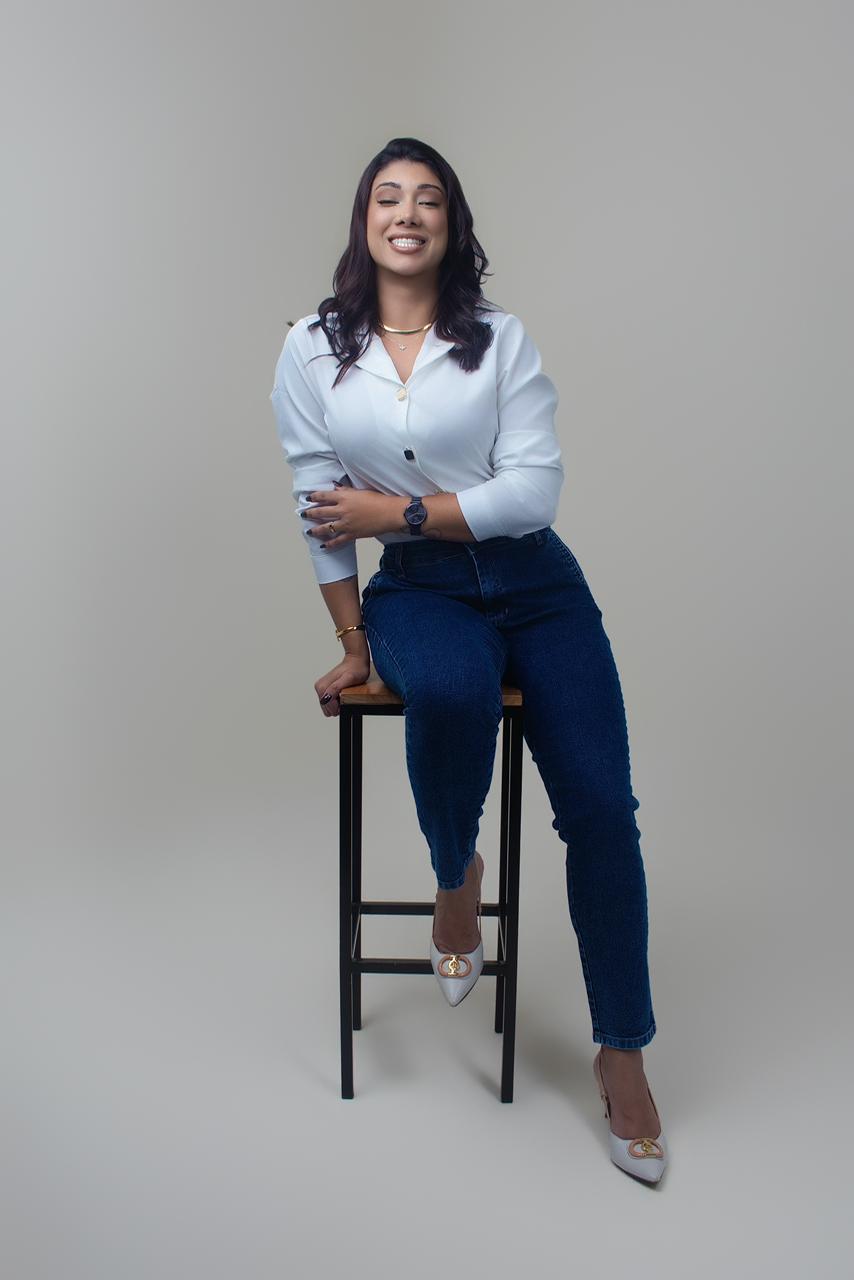 Gessika Barcelos em atendimento estético
